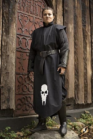 Imagen de TABARDO UNDEAD (NO MUERTO) IF-800502 parte de nuestra colección en Espadas y más, sitio oficial.