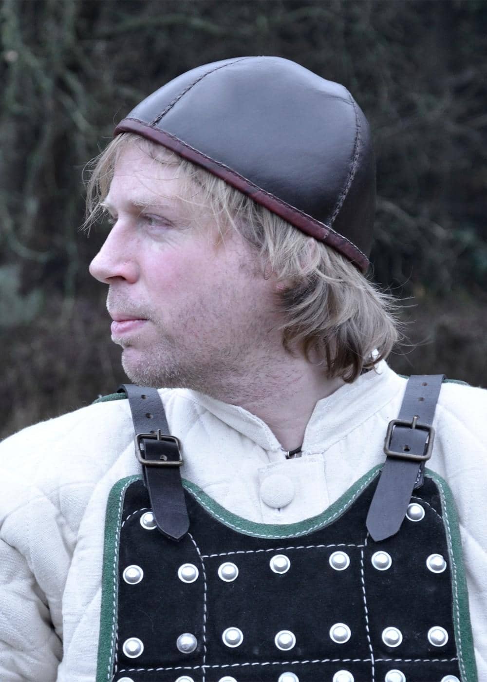 Imagen de ULF-CL-15 Gorra de cuero medieval parte de nuestra colección en Espadas y más, sitio oficial.