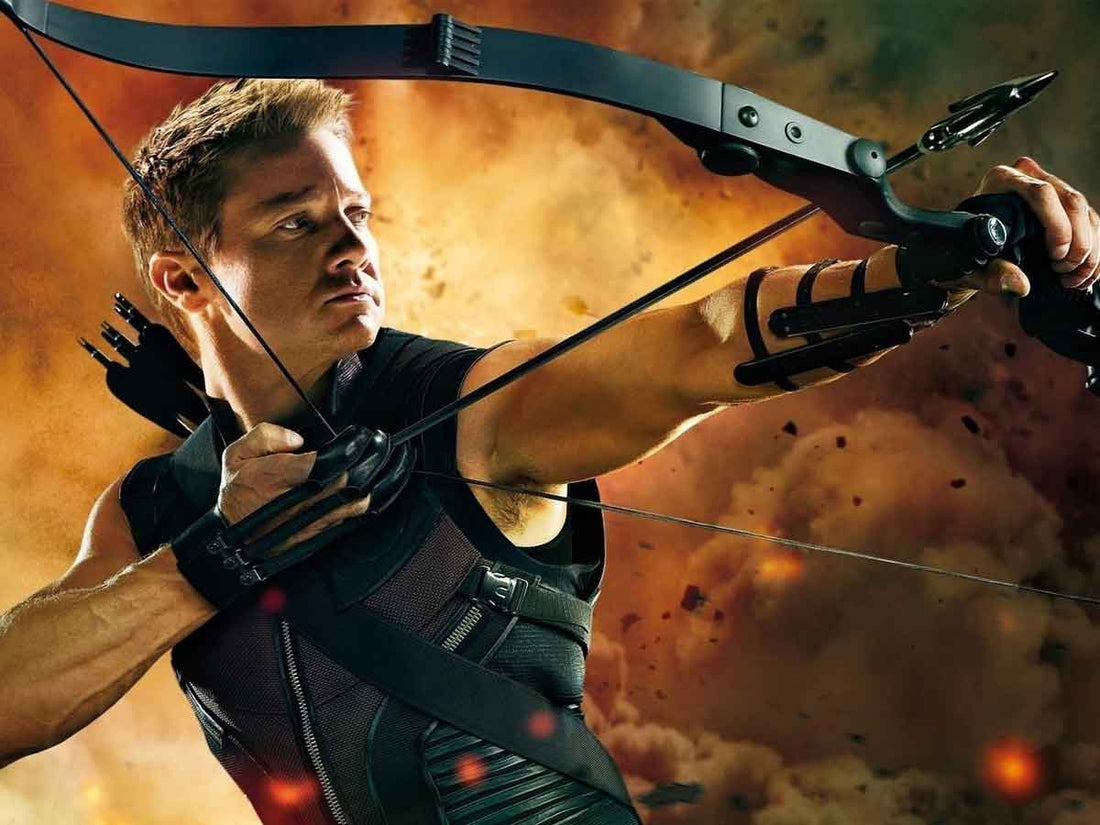 Ojo de Halcón de las películas, apuntando con su arco hacia arriba, con un efecto de explosión atrás