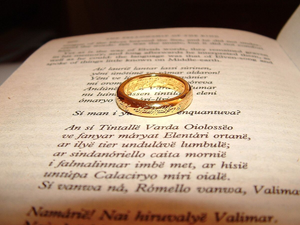 Anillo del Señor de los anillos sobre un libro