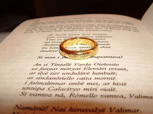 Anillo del Señor de los anillos sobre un libro