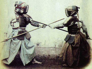 Dos personas, con medias armaduras, cruzando lanzas, entrenando