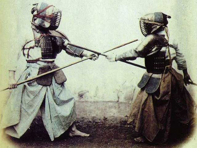 Dos personas, con medias armaduras, cruzando lanzas, entrenando