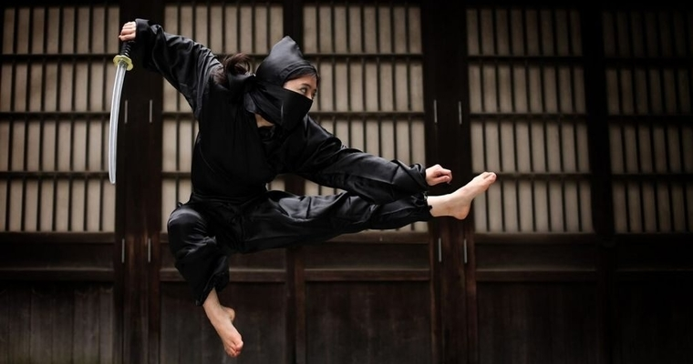 Foto de un ninja saltando con espada en mano