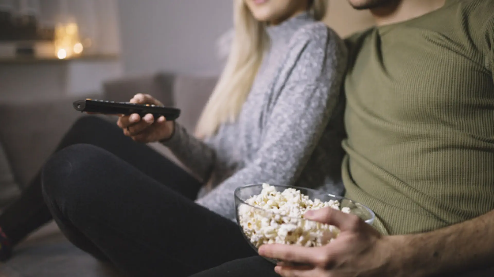 Pareja viendo la televisión