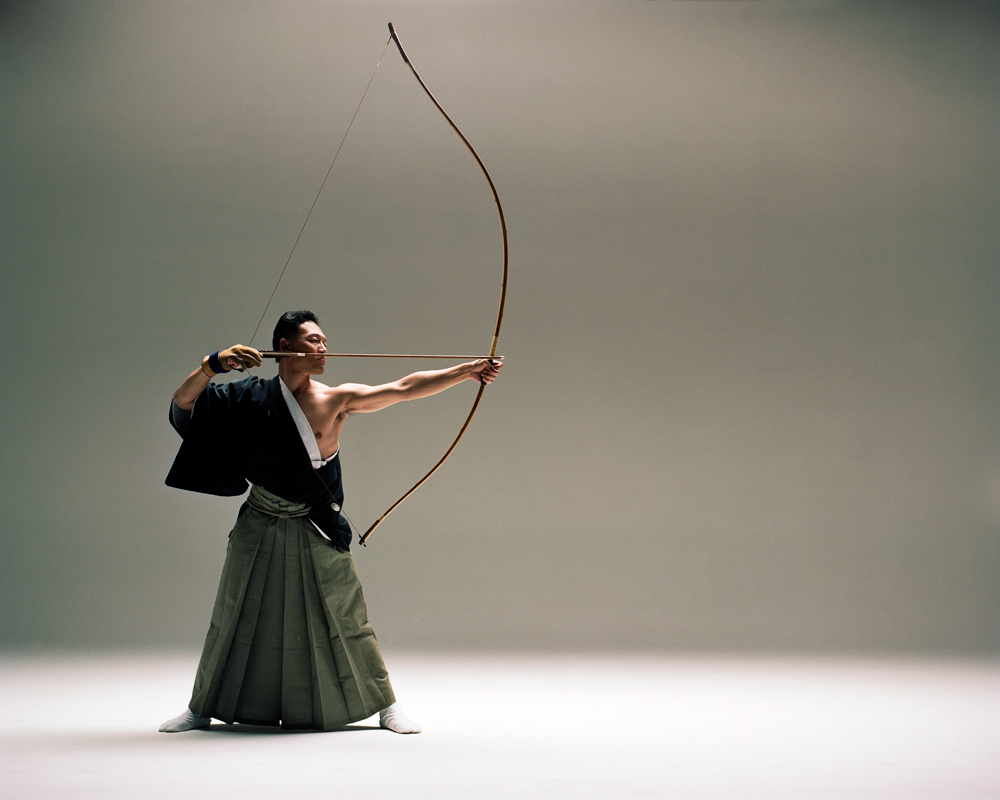 Hombre practicando Kyudo