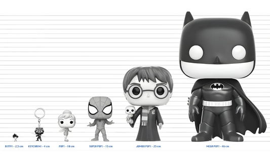Diferentes funkos alineados en blanco y negro