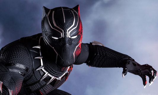 Black Panther en fondo de cielo celeste 