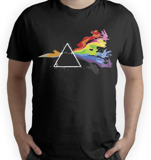 Imagen de Camiseta Pokemon Pink Floyd "The Dark side of the Moon" parte de nuestra colección en Espadas y más, sitio oficial.