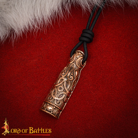 Colgante Amuleto de Bronce Nórdico del Siglo X - Acabado Antiguo con Cordón de Cuero - Imagen 1