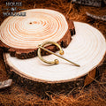 Fíbula Penannular Medieval de Latón - Alfiler Pequeño de Capa para Broche de Traje Histórico y Vikingo - Imagen 1
