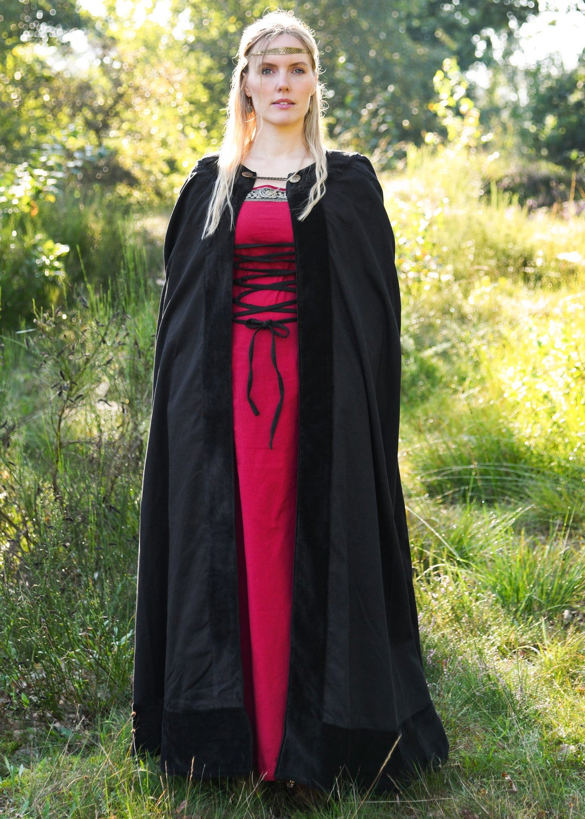 Imagen única de: Manto Medieval Con Ribete De Terciopelo, Negro