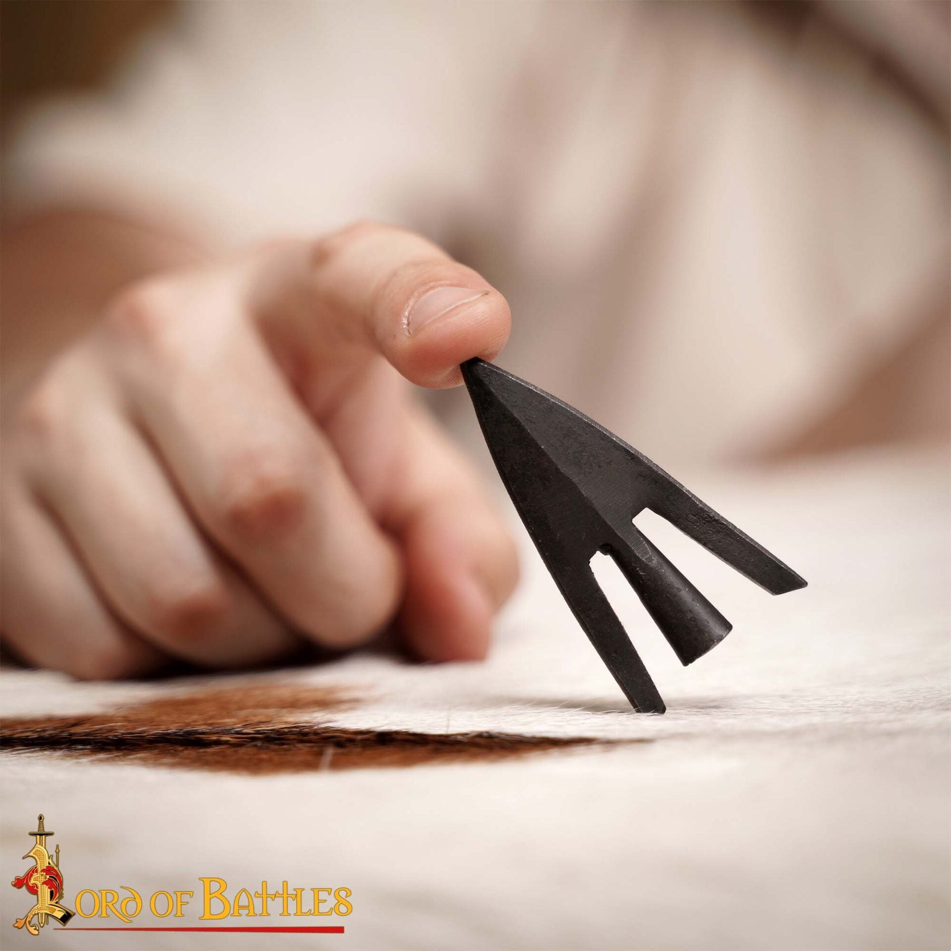 Punta de Flecha Medieval de Caza de Cola de Golondrina con Vaina de Cuero Auténtico - Imagen 1