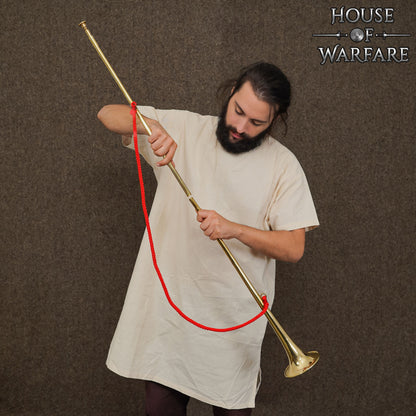 Trompeta Heráldica Medieval de Latón - Corneta Pulida de 50 Pulgadas con Cordón Rojo - Imagen 7