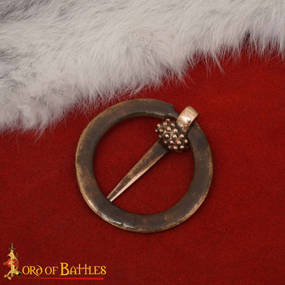 Broche Medieval de Bronce con Anillo Fundido a la Cera Perdida Diseño Inscrito - Imagen 8