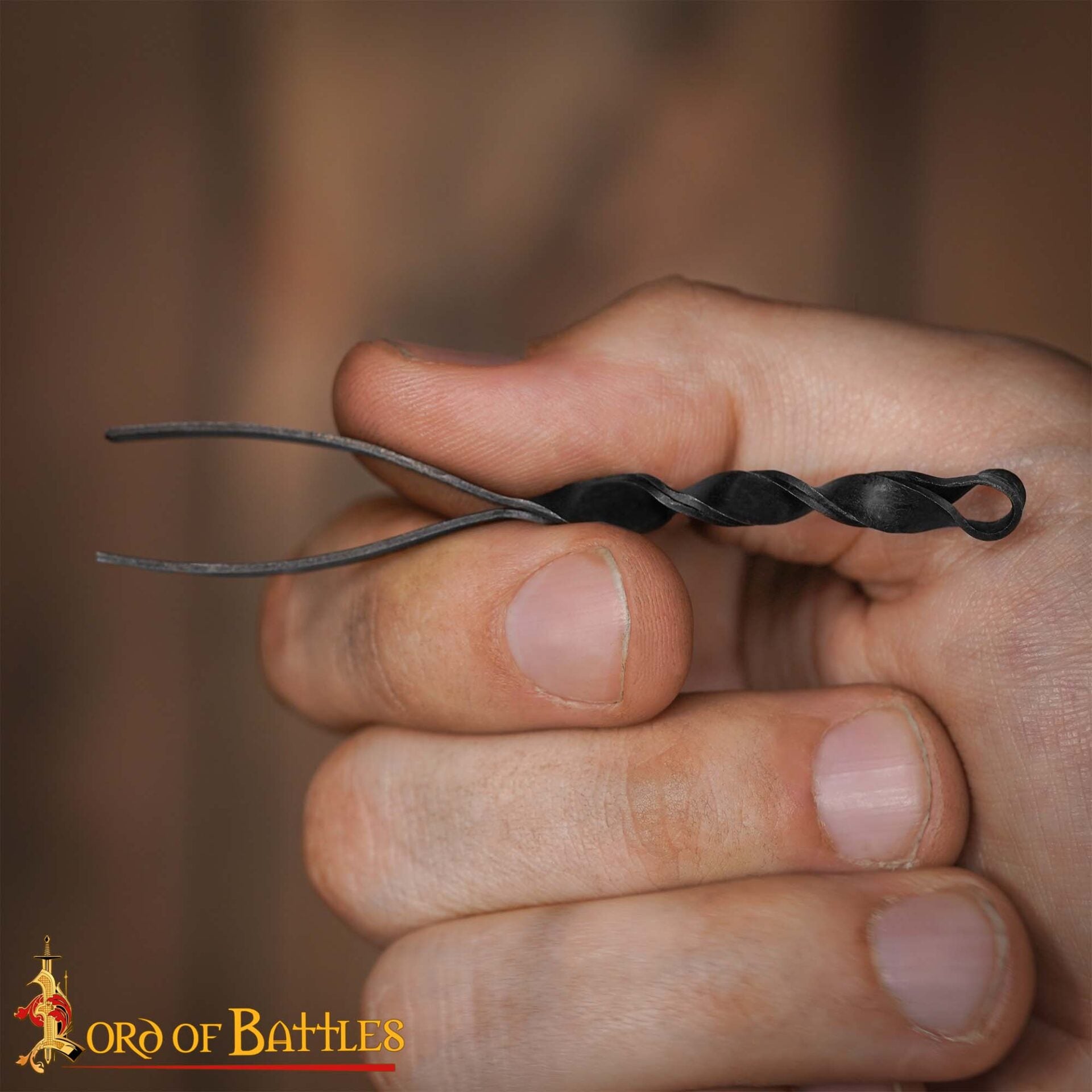 Pinza Medieval de Hierro Forjada a Mano - Herramienta Tradicional de Aseo con Mango Retorcido - Imagen 1