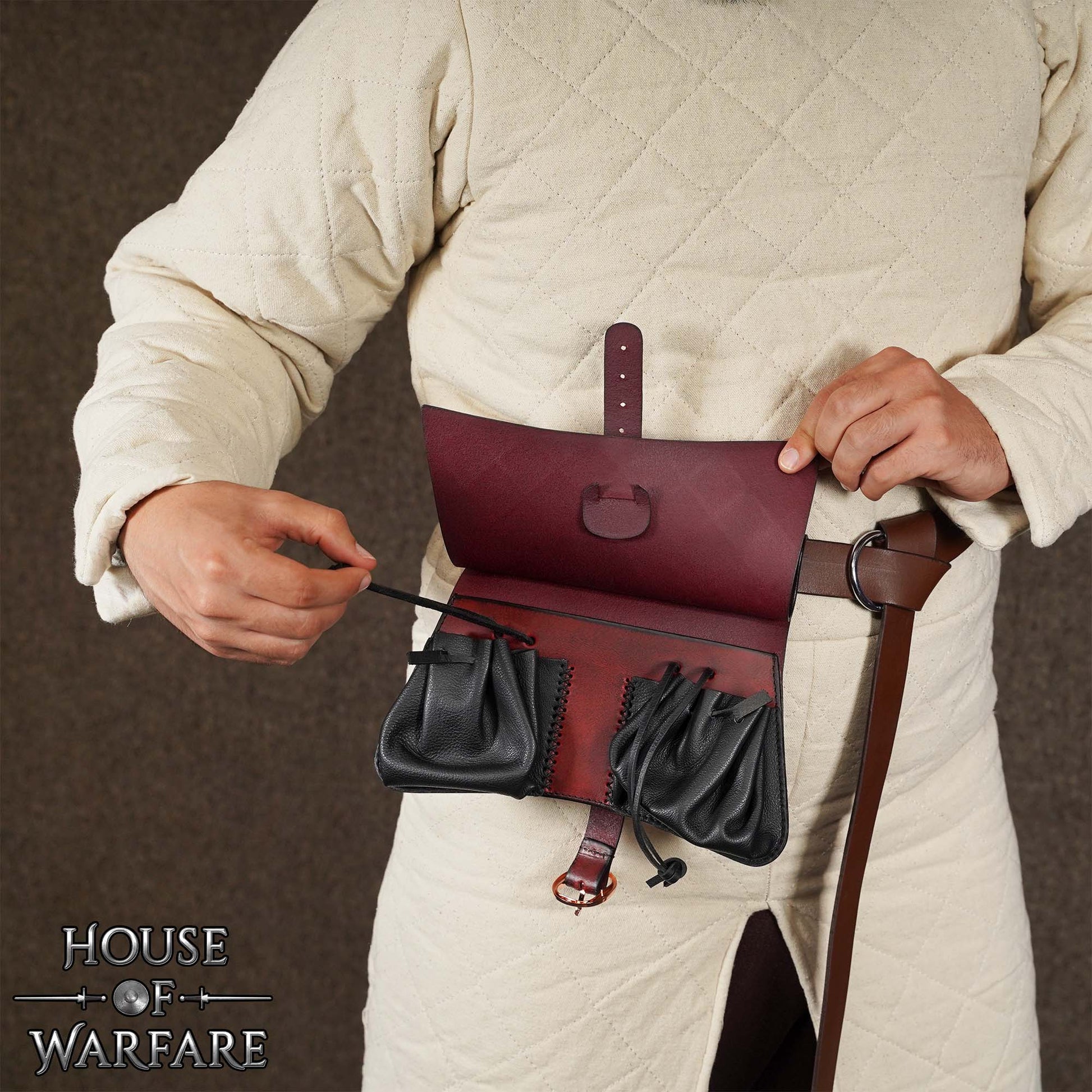Riñonera Medieval de Cuero - Bolsa Negra y Granate Hecha a Mano con Múltiples Compartimentos Interiores - Imagen 5