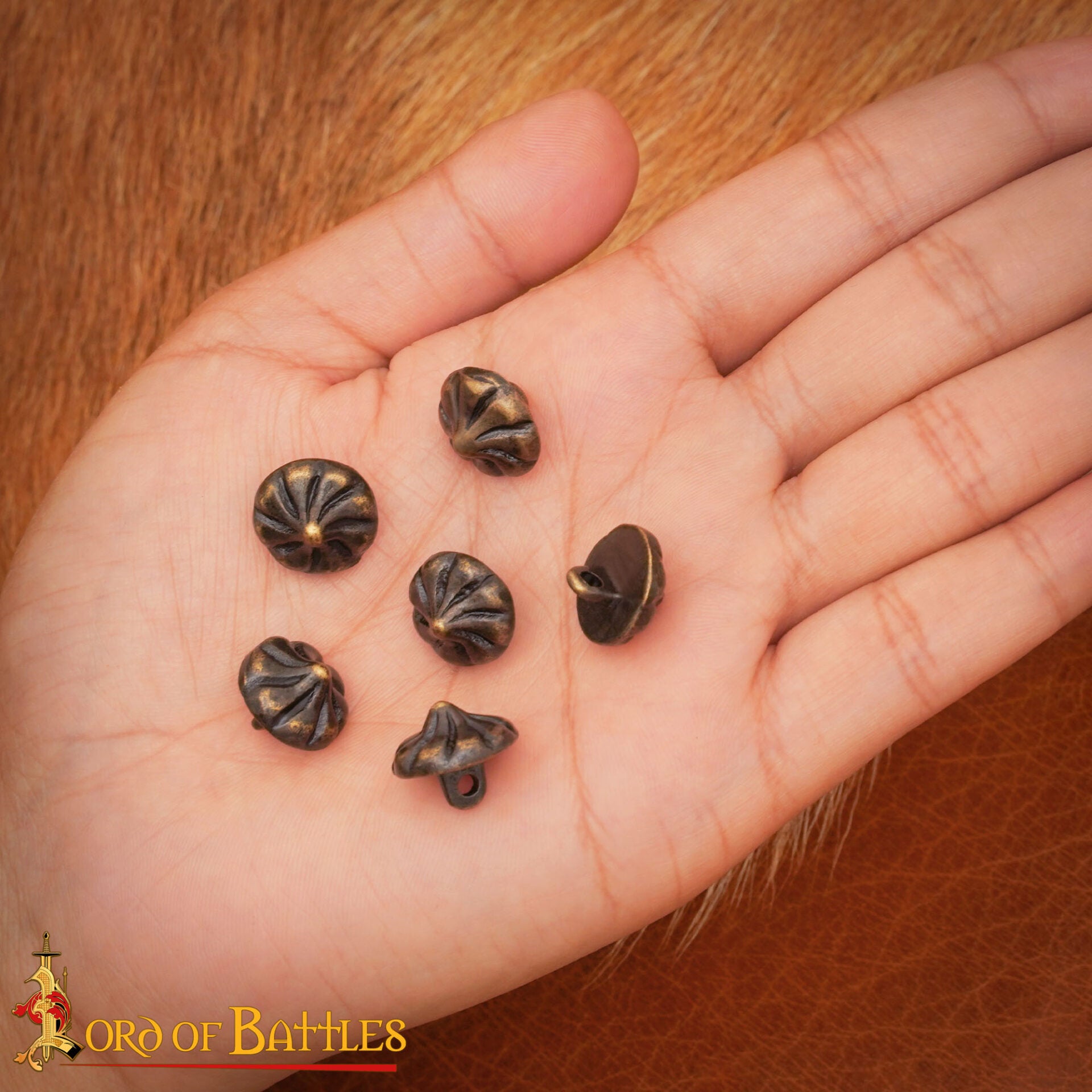 Botones Cónicos de Latón del Siglo Xv - Juego de 6 Cierres Históricos para Prendas de Vestir - Imagen 5