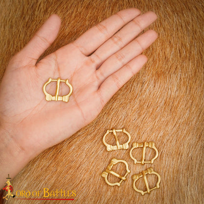 Pequeñas Hebillas Medievales de Latón para Cinturón - Juego de 5 Piezas Acabadas a Mano (réplica de 1200-1400) - Imagen 2