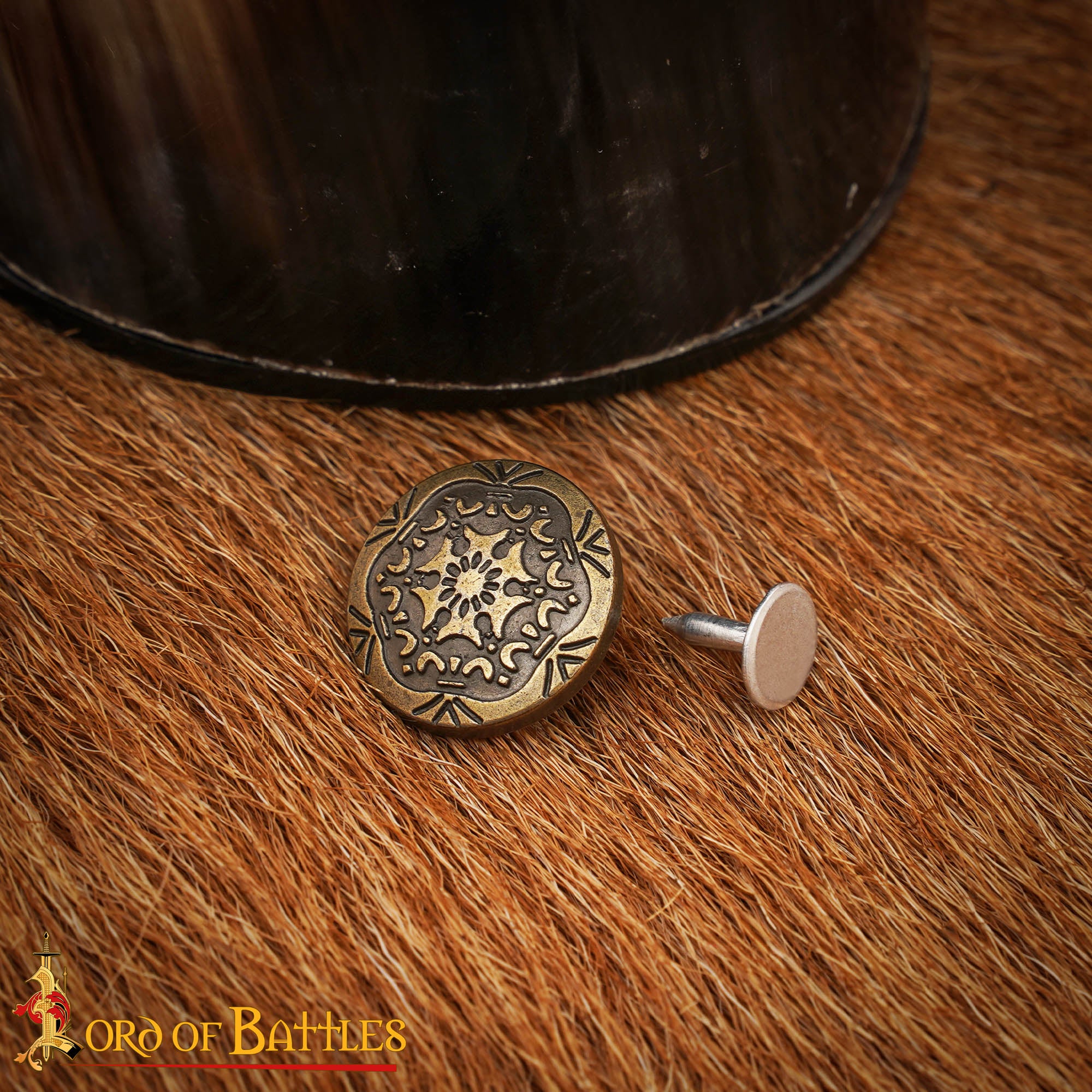 Botón Decorativo de Latón con Motivo Floral Medieval - Cierre Trasero de Remache - Imagen 1