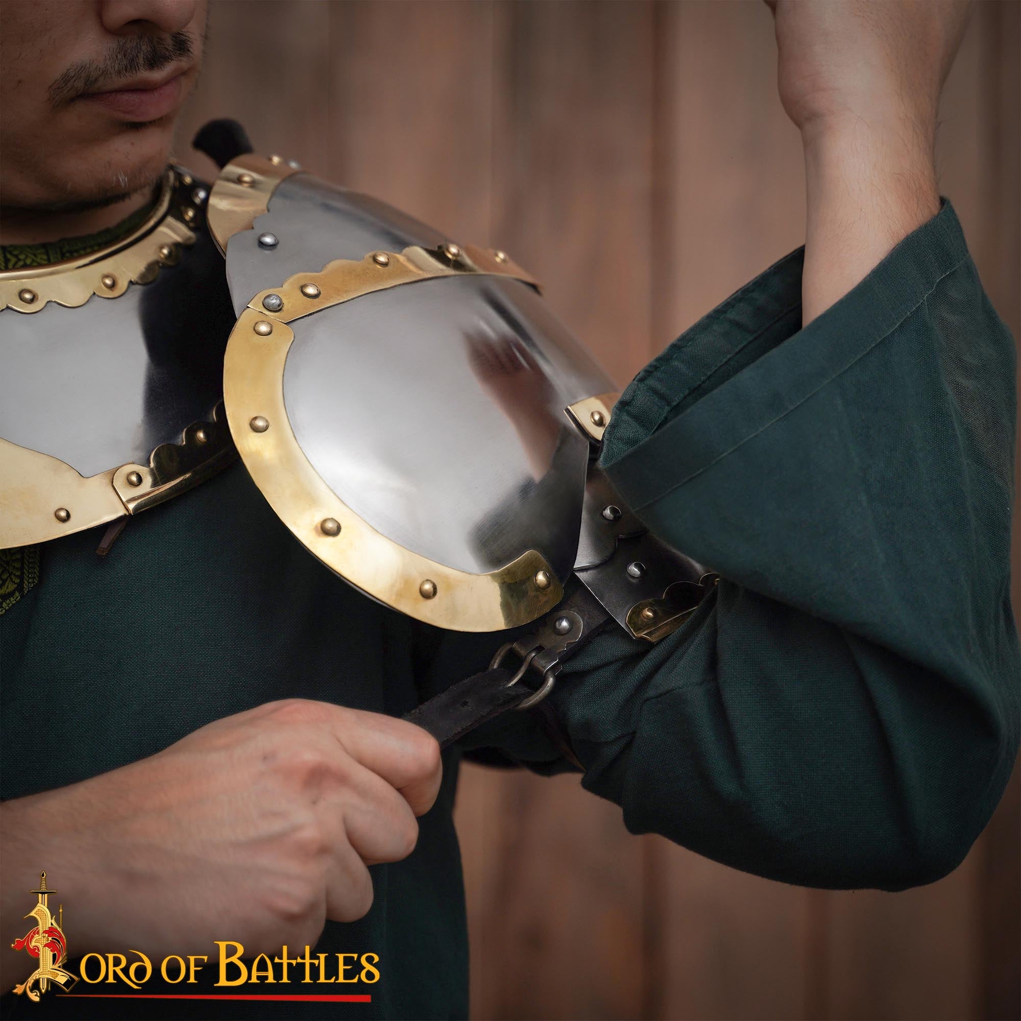 Húsar Medieval Pauldrons Armadura de Hombro de Acero Forjado a Mano con Adornos de Latón - Imagen 5