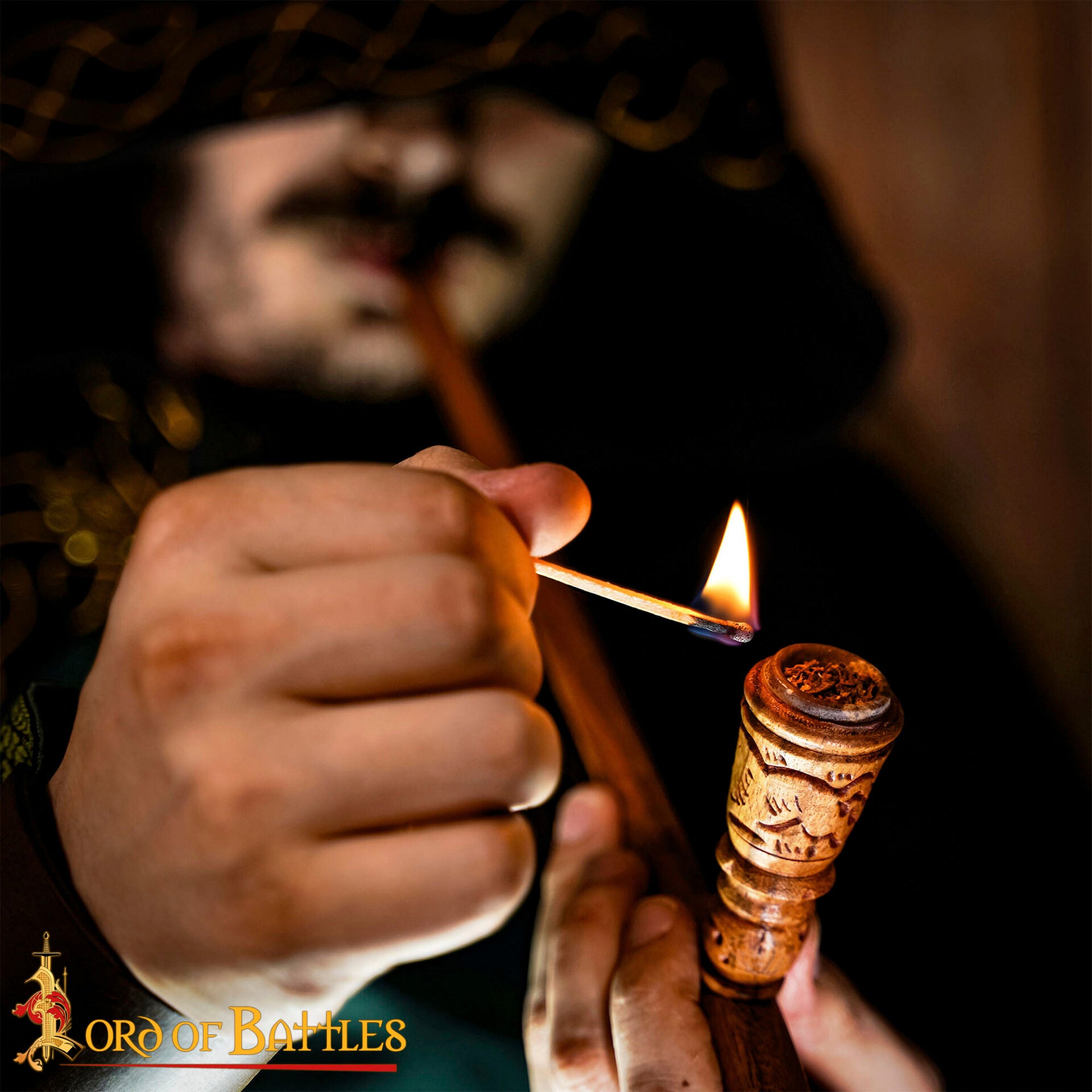 Pipa Artesanal de Madera de Acacia con Incrustaciones de Estilo Medieval - Imagen 5