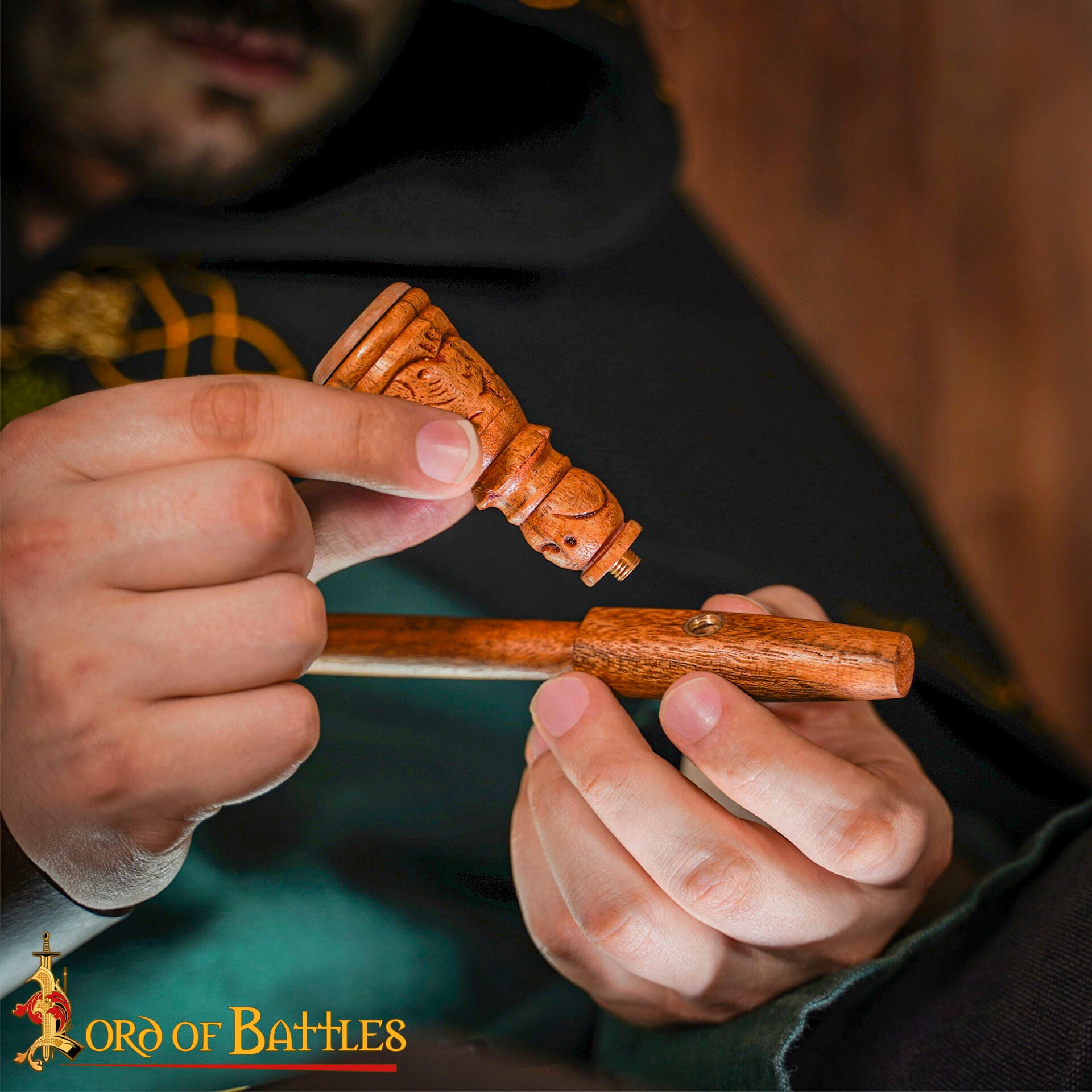 Pipa Artesanal de Madera de Acacia con Incrustaciones de Estilo Medieval - Imagen 6