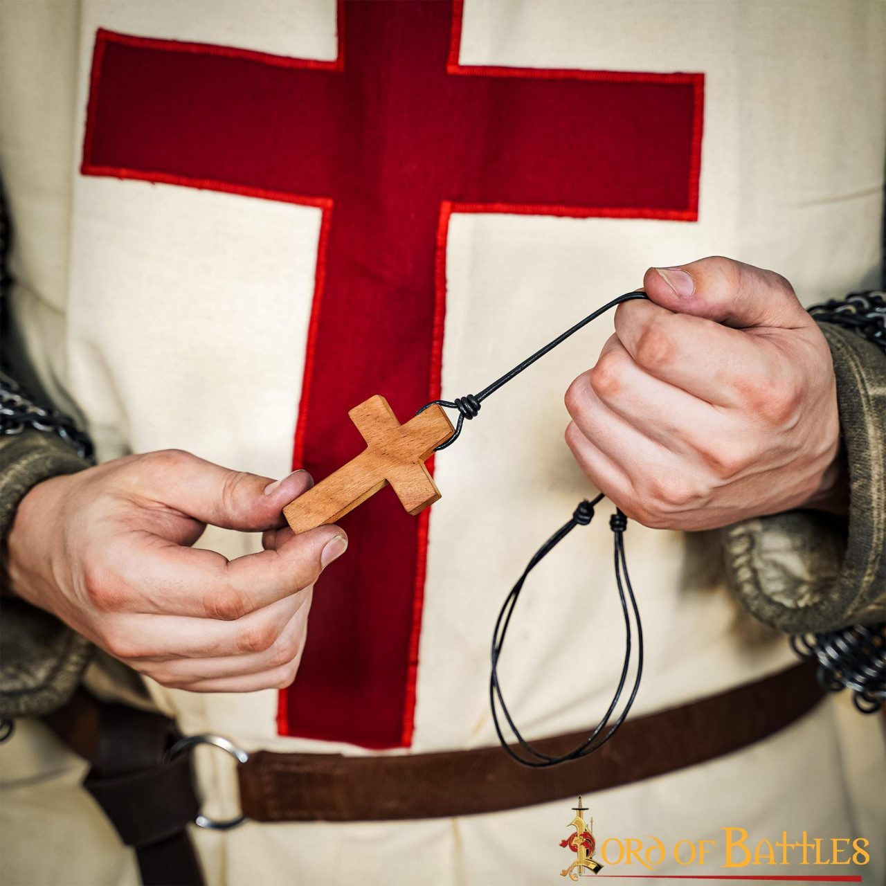 Collar de la Santa Cruz de Madera con Cordón de Cuero Auténtico - Fe Medieval y Cruzada - Imagen 4
