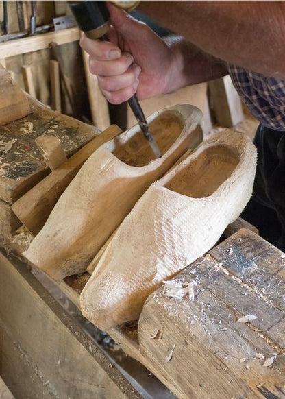 3133000100 Zapatos medieval de madera con correas de cuero