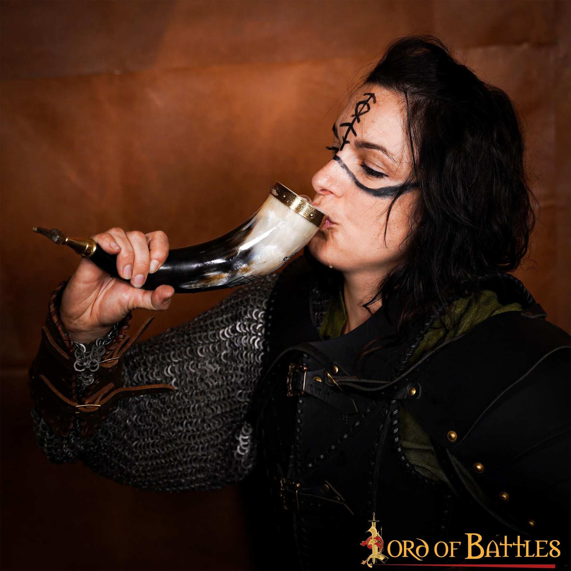 Cuerno Vikingo para Beber con Brújula y Grabado de Jormungandr - Cuerno de Buey Hecho a Mano - Imagen 16