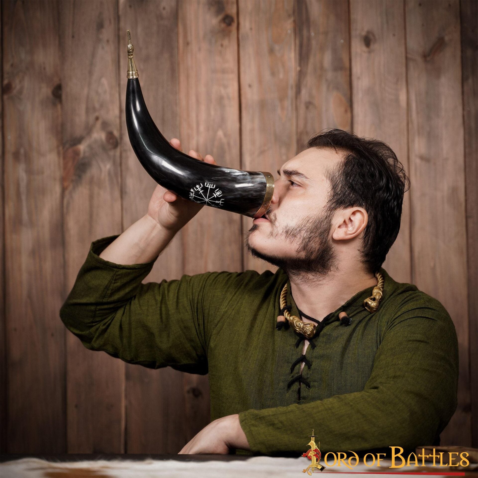 Cuerno Vikingo para Beber con Runa Vegvísir Grabada - Borde y Punta de Latón - Imagen 22