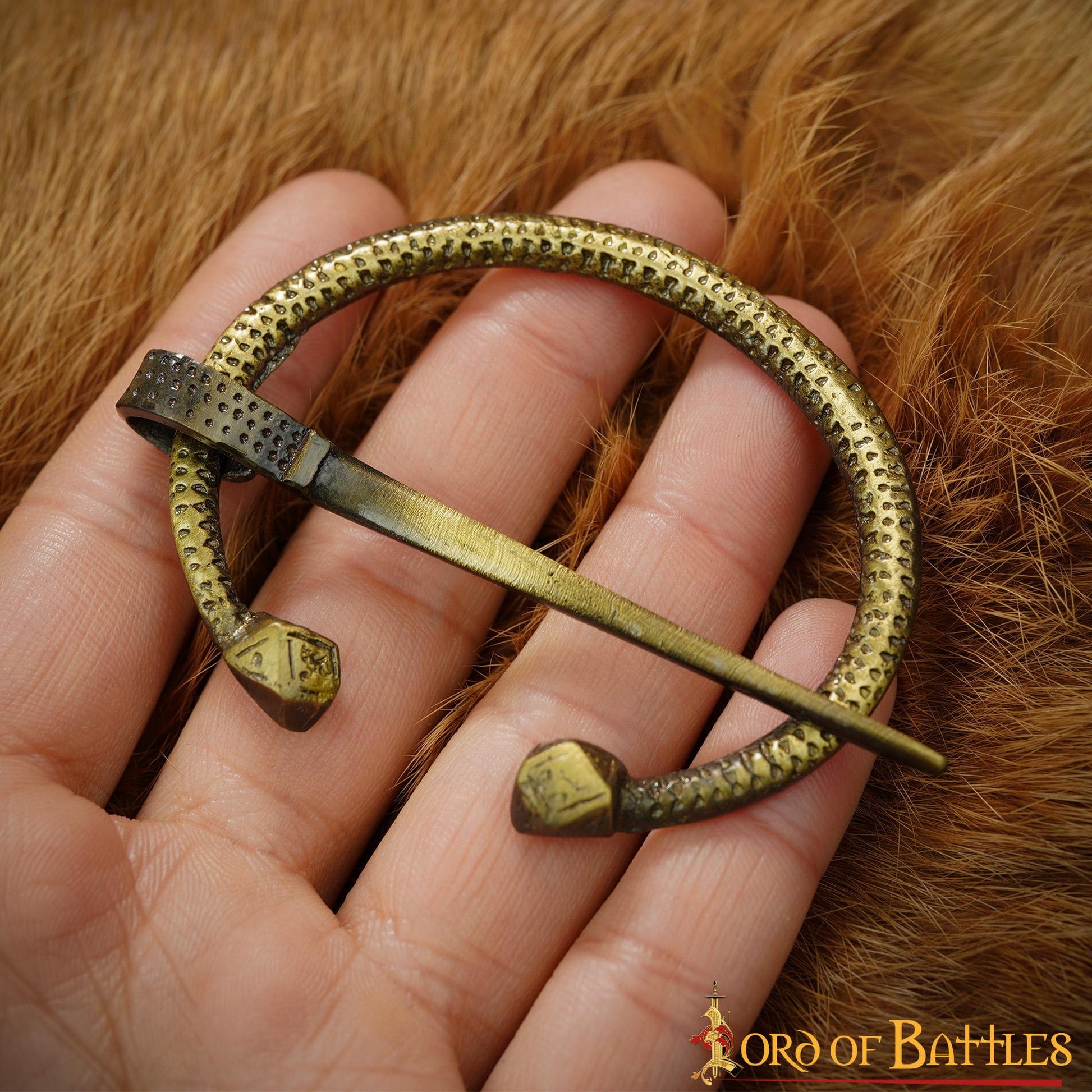 Broche Penannular de Latón Antiguo Alfiler de Capa Vikingo Celta, Fíbula Fundida en Arena - Imagen 16