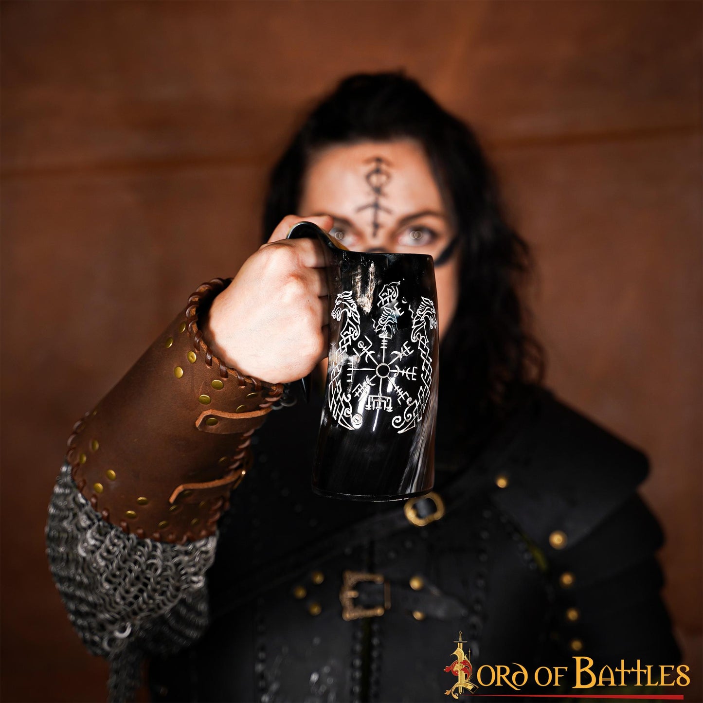 Taza de Cuerno Vikingo con Vegvisir y Grabado de Caballo Gemelo Taza de Cuerno de Buey Natural Pulido, Jarra para Hidromiel y Cerveza - Imagen 11