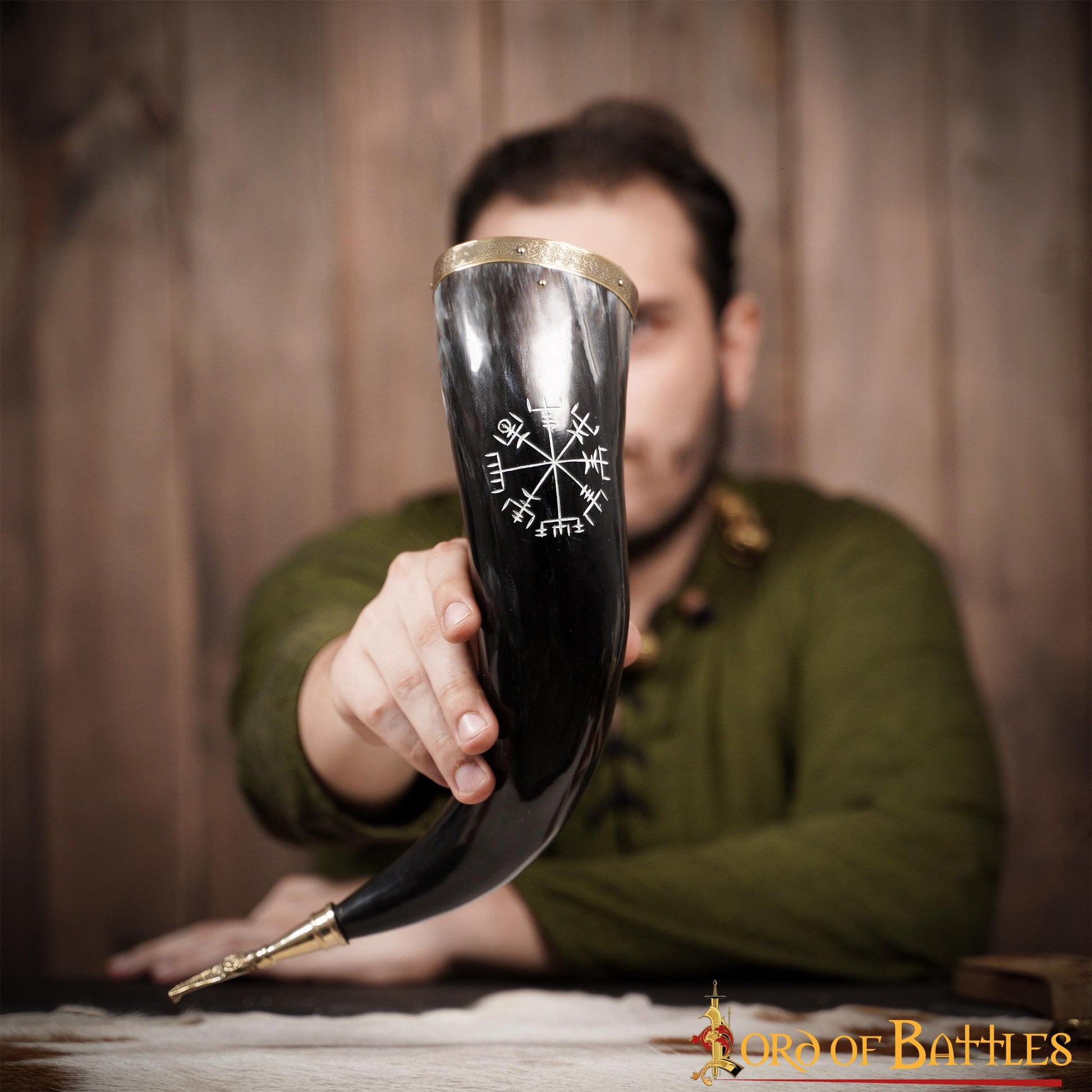 Cuerno Vikingo para Beber con Runa Vegvísir Grabada - Borde y Punta de Latón - Imagen 21