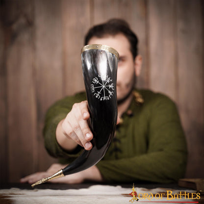 Cuerno Vikingo para Beber con Runa Vegvísir Grabada - Borde y Punta de Latón - Imagen 21