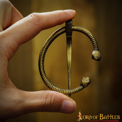 Broche Penannular de Latón Antiguo Alfiler de Capa Vikingo Celta, Fíbula Fundida en Arena - Imagen 15