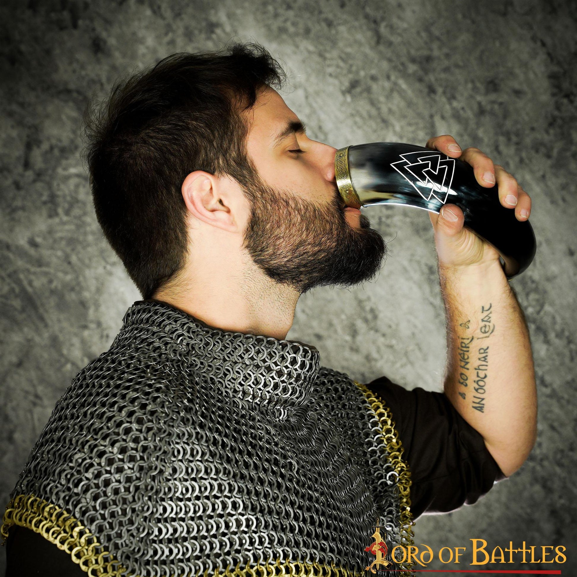 Cuerno para Beber Vikingo con Grabado Valknut - Cuerno de Buey Natural Pulido con Borde y Punta de Latón - Imagen 14