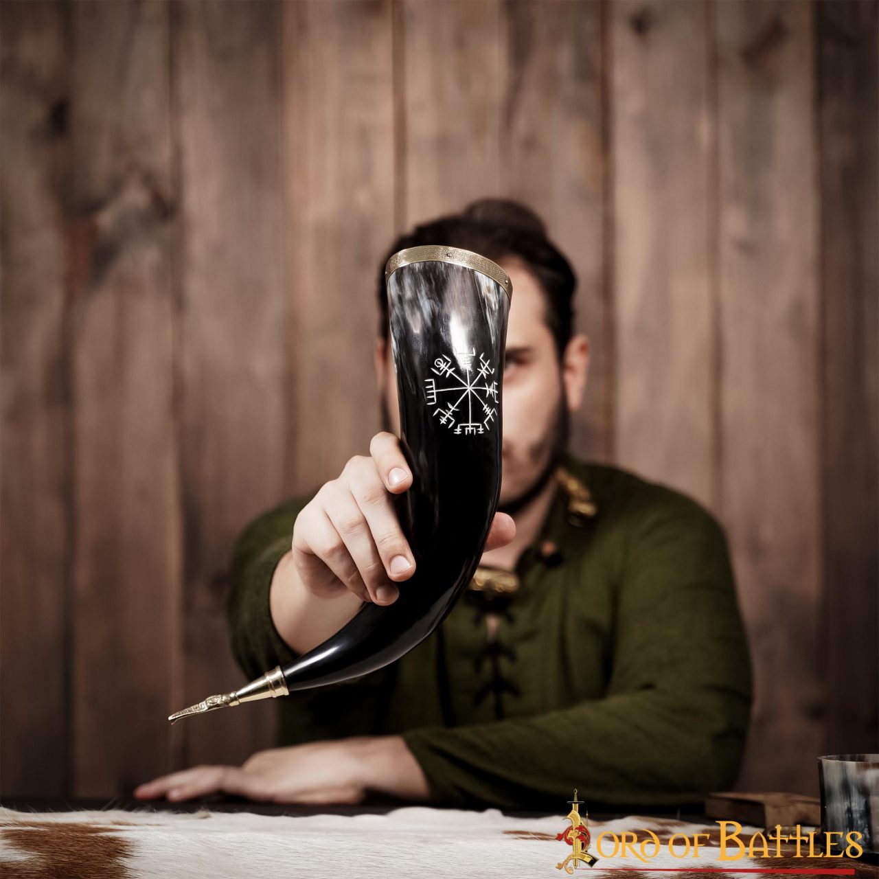 Cuerno Vikingo para Beber con Runa Vegvísir Grabada - Borde y Punta de Latón - Imagen 13