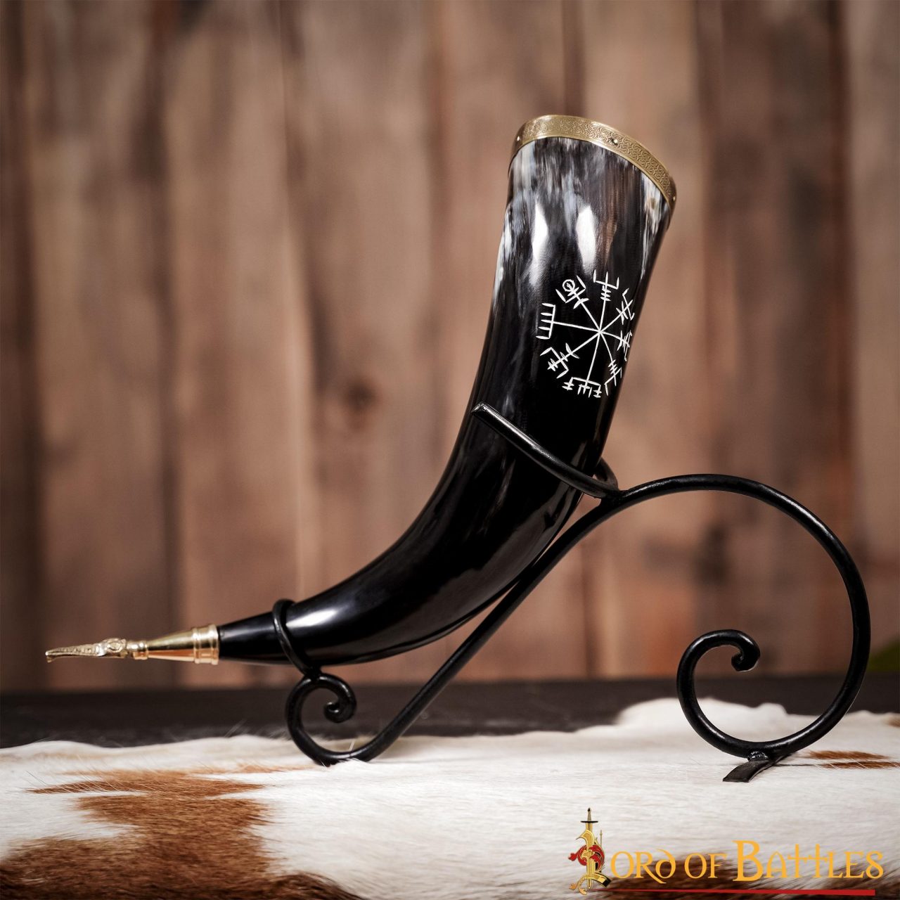 Cuerno Vikingo para Beber con Runa Vegvísir Grabada - Borde y Punta de Latón - Imagen 12