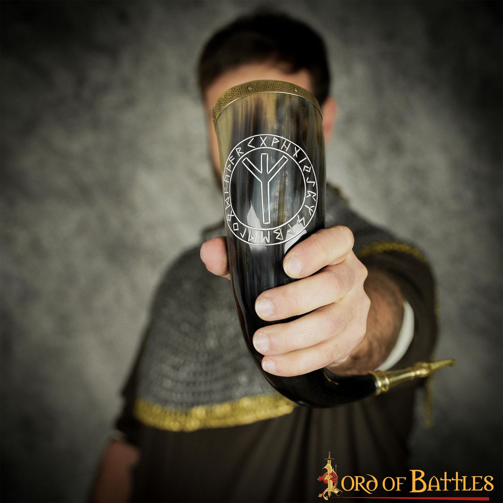 Cuerno Vikingo para Beber con Runa de Algiz - Cuerno de Buey Natural Pulido con Borde y Punta de Latón - Imagen 13