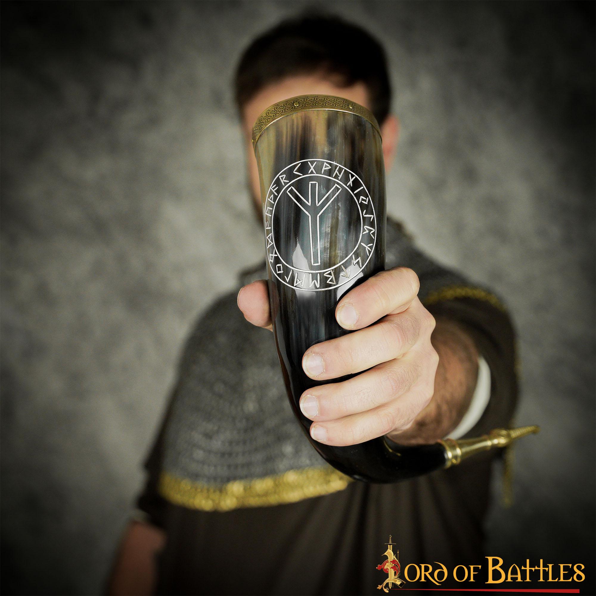 Cuerno Vikingo para Beber con Runa de Algiz - Cuerno de Buey Natural Pulido con Borde y Punta de Latón - Imagen 13