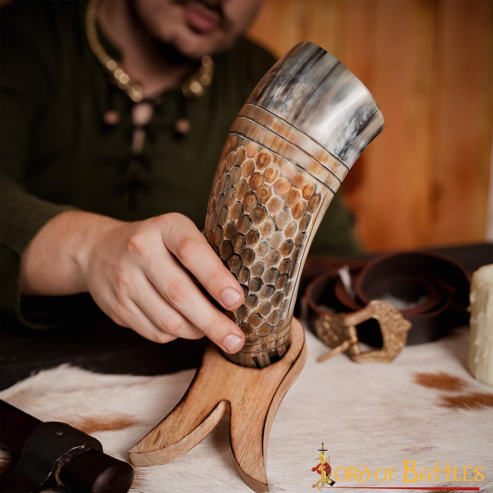 Cuerno para Beber Vikingo con Grabado en Forma de Panal, Cuerno de Buey Natural Hecho a Mano (500-600 Ml) - Imagen 16