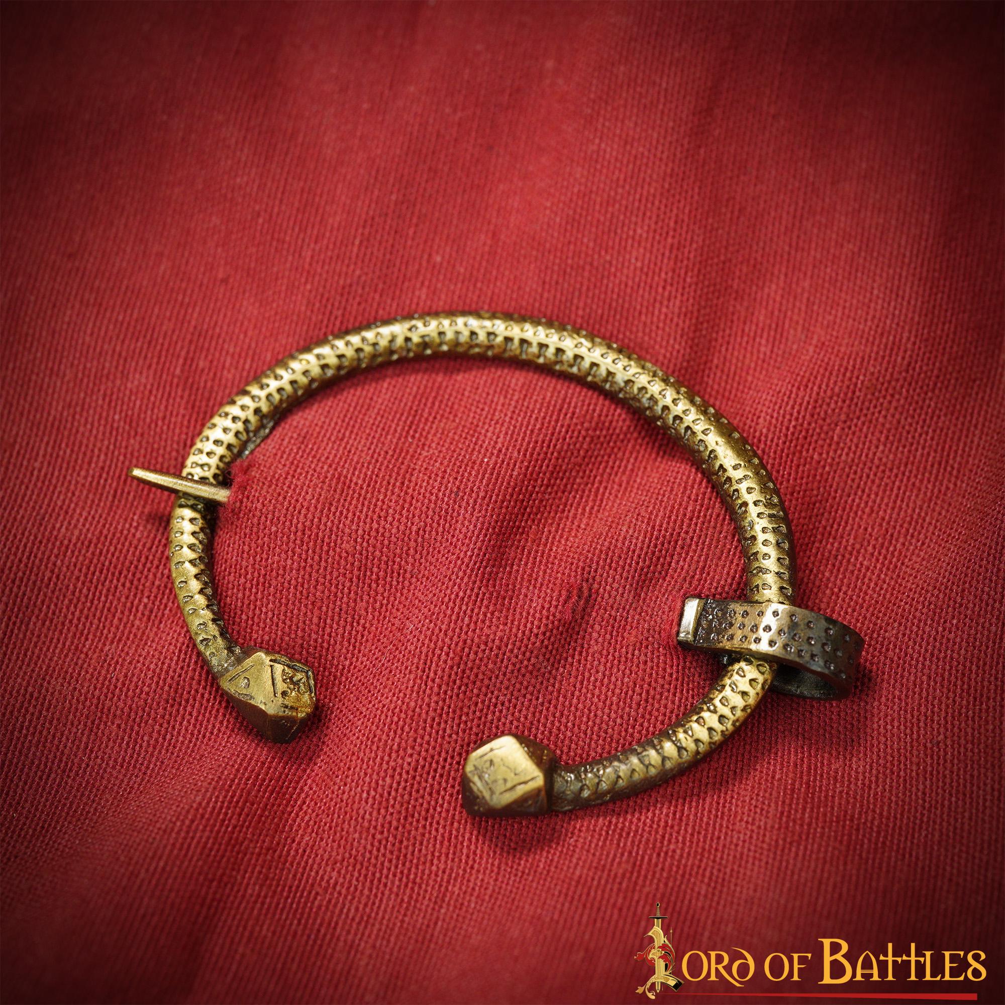 Broche Penannular de Latón Antiguo Alfiler de Capa Vikingo Celta, Fíbula Fundida en Arena - Imagen 13