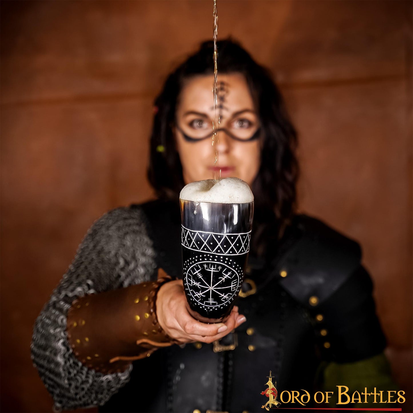 El Cuerno para Beber Vegvisir 400 - 500 Ml Hecho a Mano con Auténtico Cuerno de Buey - Imagen 7
