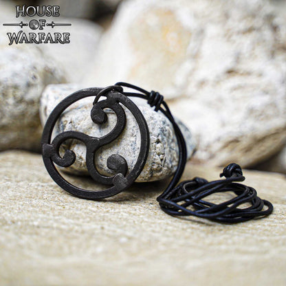 El Guerrero Celta Colgante Triskelion Forjado a Mano con Cordón de Cuero - Imagen 8