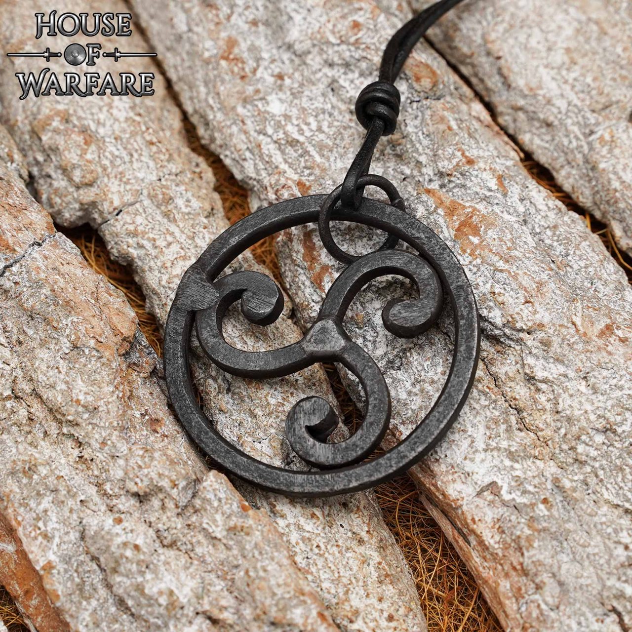 El Guerrero Celta Colgante Triskelion Forjado a Mano con Cordón de Cuero - Imagen 7