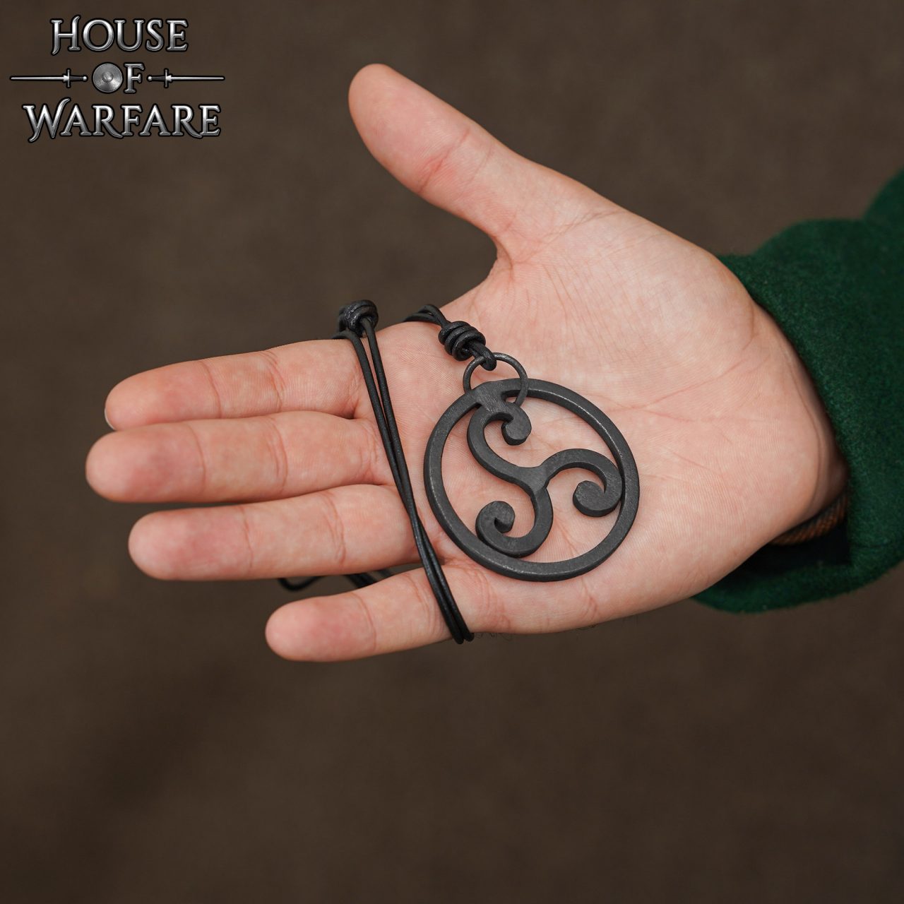 El Guerrero Celta Colgante Triskelion Forjado a Mano con Cordón de Cuero - Imagen 10