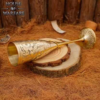 Cáliz Copa de Latón Grabado con Motivo Floral - Decoración Artesanal Medieval - Imagen 2