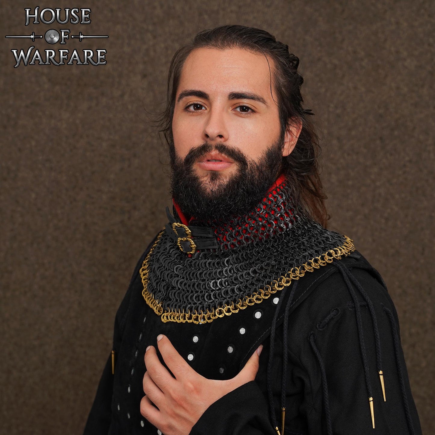 Cota de Malla Estándar "the Red Knight Gorget" - Anilla Plana Remachada de 9 Mm - Hebillas de Latón Macizo, Forro Acolchado, Resistente Forro Acolchado Rojo - Ideal para Combate en Escenarios y Recreaciones - Discontinued - Imagen 2