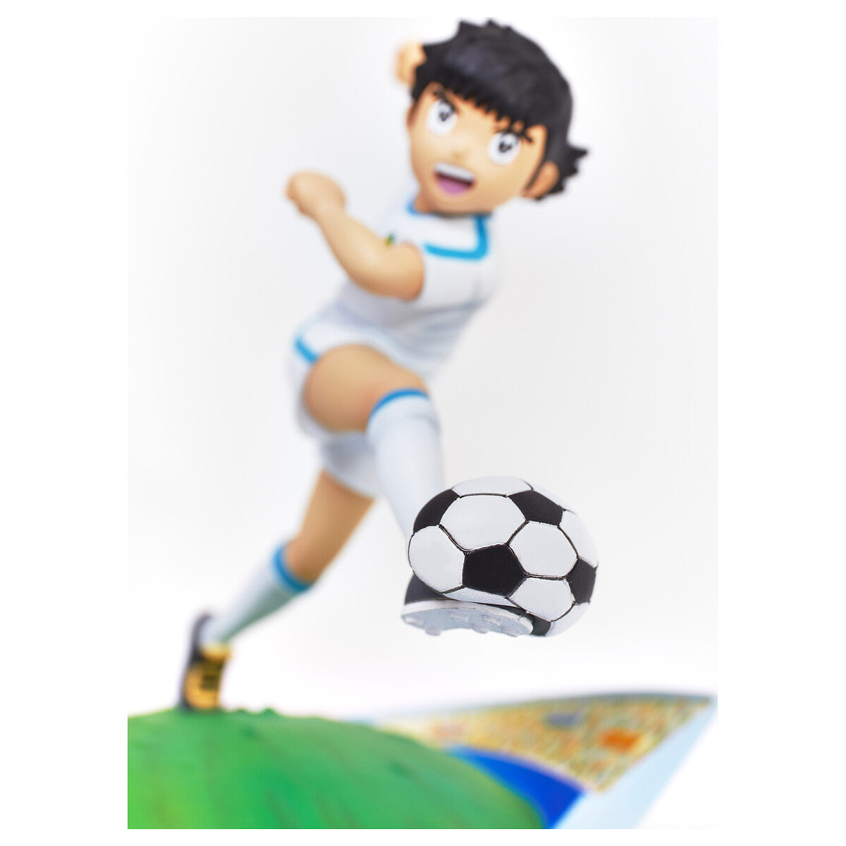 Figura Oliver Atom - vista frontal con expresión y balcón